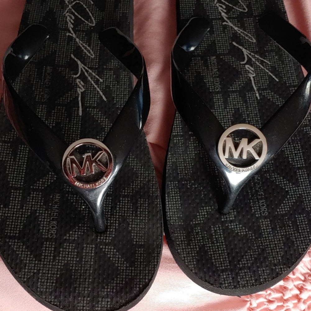 Michael Kors size 8 flip flops